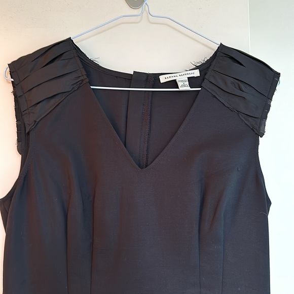 Banana Republic Black V neck cap-sleeved dress - Picture 3 of 10